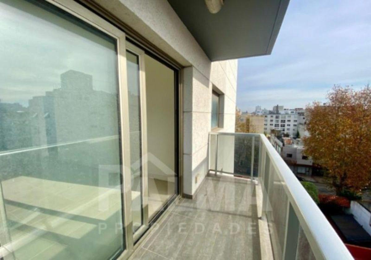 Departamento de dos ambientes con balcón saliente al contrafrente, a estrenar