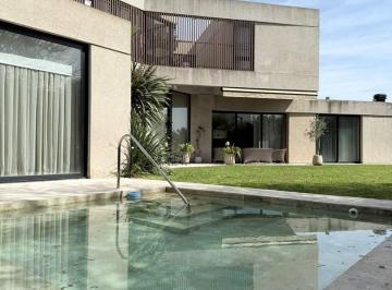 Casa · 420m² · 4 Ambientes · 1 Cochera · Casa en Venta en Las Golondrinas, Guillermo Enrique Hudson, Berazategui