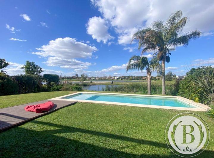 Casa · 260m² · 4 Ambientes · 2 Cocheras
