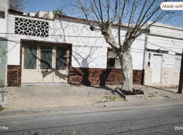 Casa de 3 ambientes, Tres de Febrero · Amplia Casa con Patio y Sol. Apto Venta en Bloque con Casa Lindante.