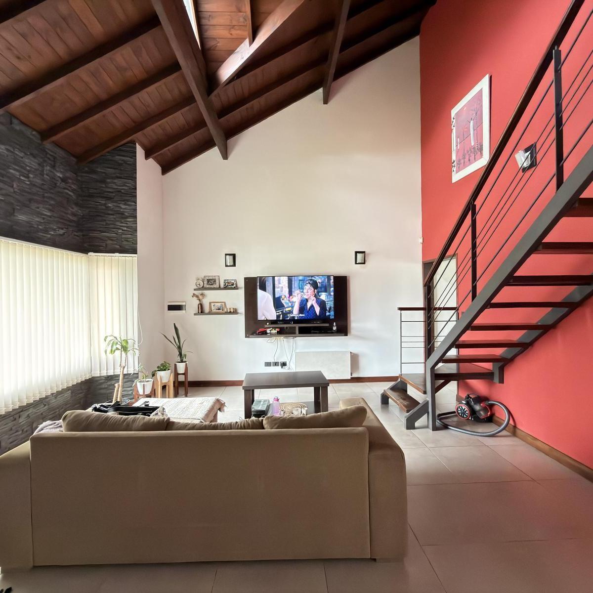 Casa sobre lote de 300 metros con parque, 4 amb, 3 dorm, 2 baños, 1 coch.