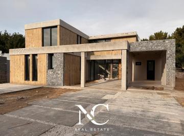 Casa · 235m² · 6 Ambientes · 1 Cochera · Casa en Venta en Costa Esmeralda