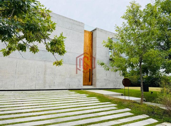 Casa · 500m² · 5 Ambientes · 2 Cocheras