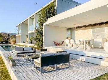 Casa · 890m² · 6 Ambientes · 1 Cochera · Casa en Venta en El Golf, Nordelta, Tigre