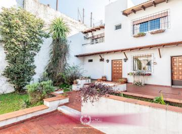 PH · 251m² · 4 Ambientes · Venta PH Tipo Casa 4 Ambientes Jardín 2 Patios Parrilla 251 m² Excelente Ubicación en San Cristóbal