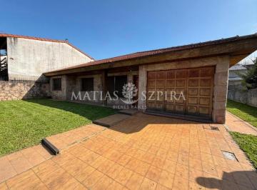 Casa · 200m² · 4 Ambientes · 1 Cochera · Lote Doble con Casa en Venta en Ituzaingó