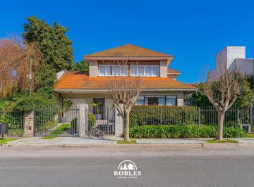 Casa · 426m² · 5 Ambientes · 1 Cochera · Chalet en El Barrio Chauvin/los Troncos