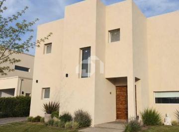 Casa · 140m² · 4 Ambientes · 2 Cocheras · Casa en Venta en Santa Lucia, Pilar del Este, Pilar