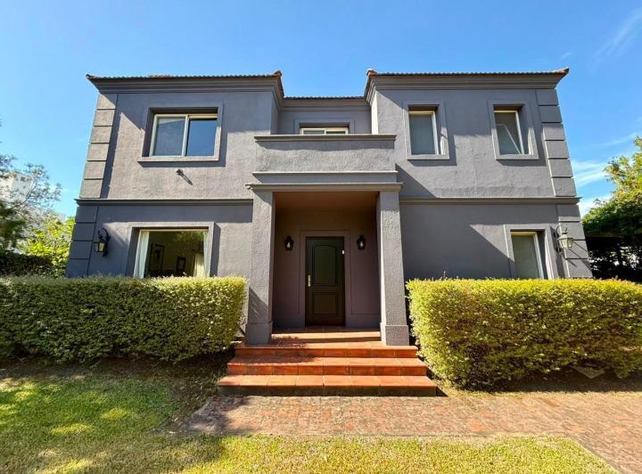 Casa · 176m² · 4 Dormitorios · 2 Cocheras