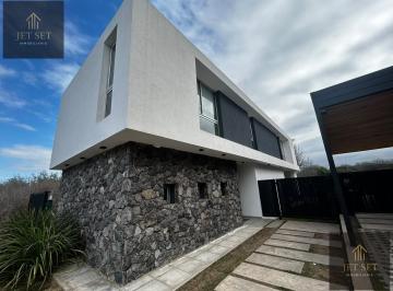 Casa · 220m² · 5 Ambientes · 2 Cocheras · Casa en Venta Housing Villa Allende Golf