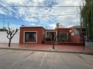 Casa · 261m² · 3 Ambientes · 9 Cocheras · Amplia Casa Esquina en Venta en B° Los Paraisos