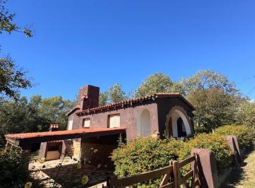 Casa · 85m² · 6 Ambientes · 2 Cocheras · Casa a La Venta en Tanti