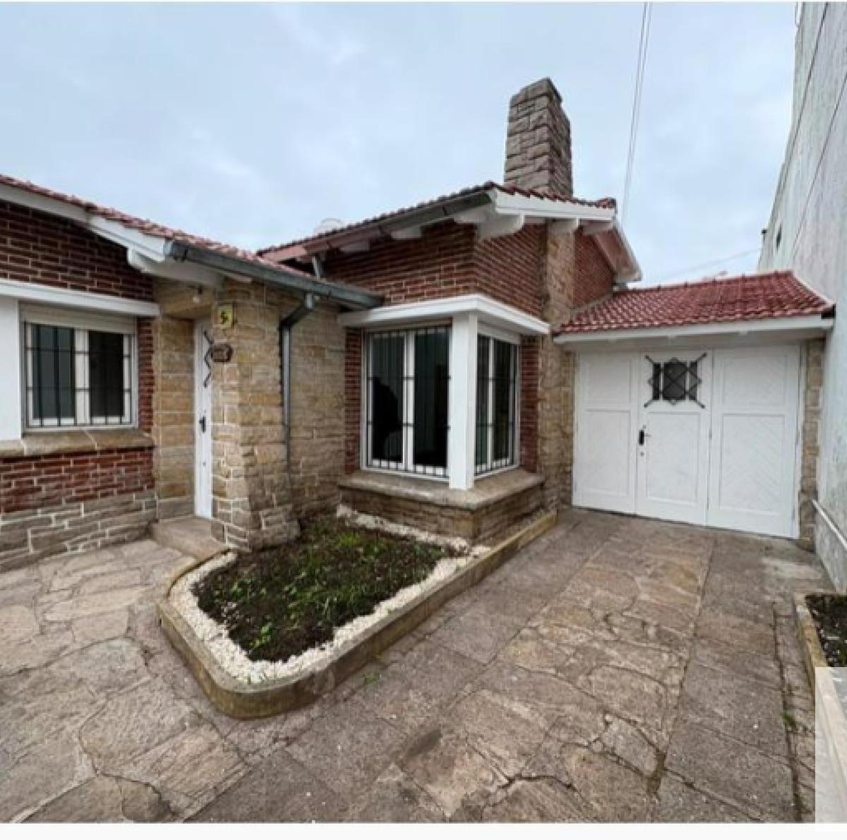 Casa de 2 Dormitorios 2 Baños en venta ubicada sobre calle 3 de febrero