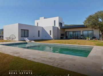 Casa · 295m² · 6 Ambientes · 1 Cochera · Venta Casa de Categoría a Estrenar en Country Carlos Paz Golf– Primera Etapa - Seguridad y Piscina