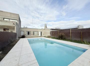 Casa · 117m² · 4 Ambientes · 2 Cocheras · Venta - Propiedad en Fernandez Oro - Barrio Residencial Abierto - C131