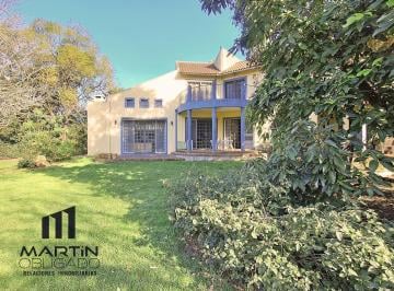 Casa · 330m² · 5 Ambientes · 2 Cocheras · Venta/casa 5 Ambientes /360 m² Construidos/ Lote de 2800 M²/bella Vista Frente Al Corredor Aérobico