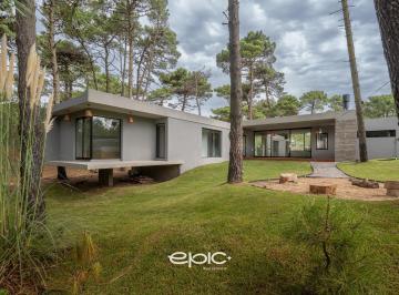 Casa · 210m² · 4 Ambientes · 1 Cochera · Casa Barrio Alamos Pinamar