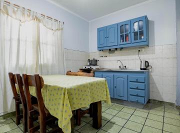 Casa · 75m² · 3 Ambientes · 1 Cochera · Venta Casa 3 Ambientes Cochera y Parque en Caseros