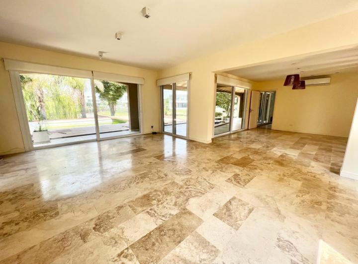 Casa · 386m² · 7 Ambientes · 4 Cocheras