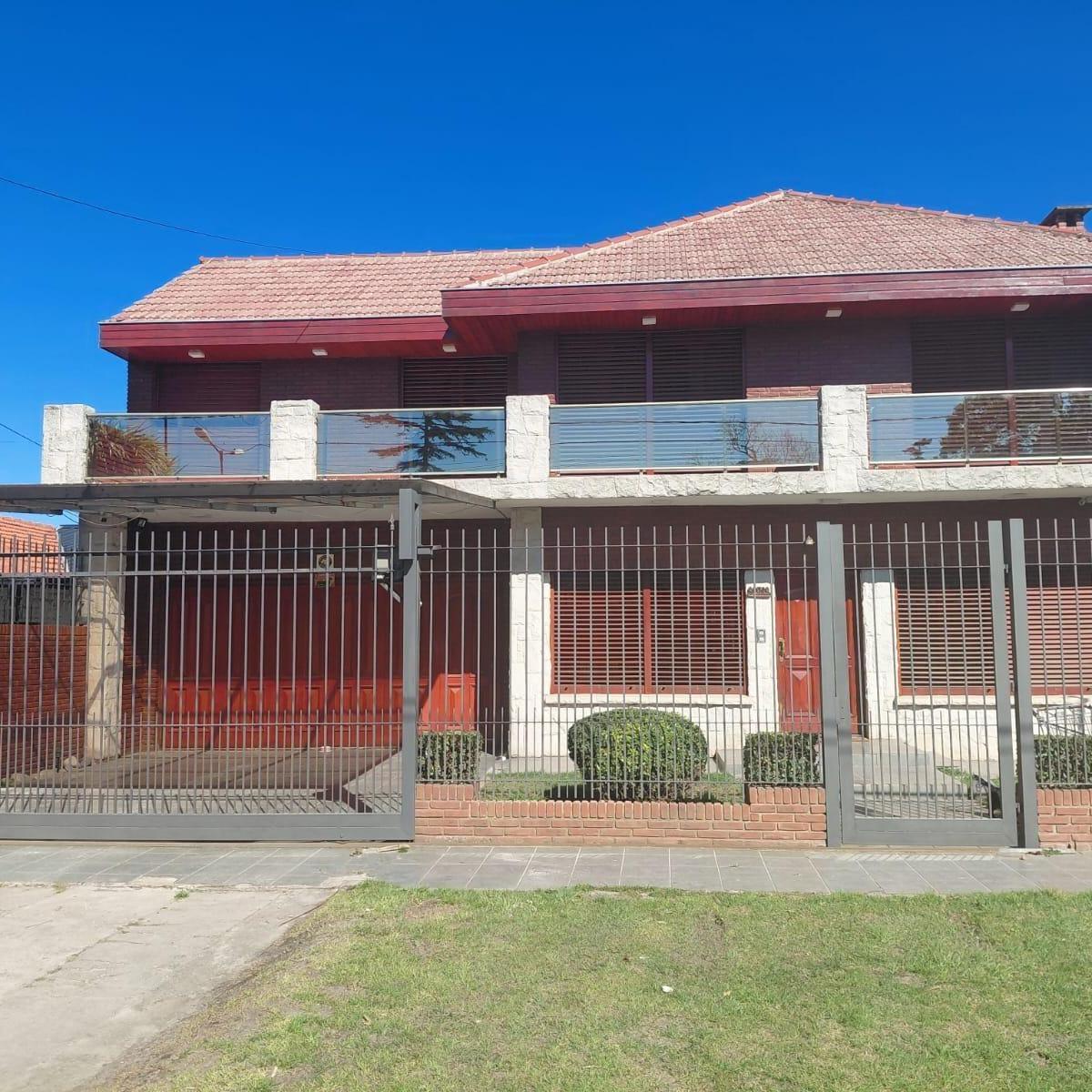 Venta de casa residencial de categoría de 7 ambientes en el barrio la florida