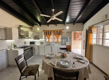 Casa · 98m² · 5 Ambientes · 3 Cocheras · Casa en Venta