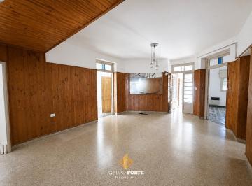 Casa · 228m² · 4 Ambientes · 1 Cochera · Casa en Venta en General Bustos