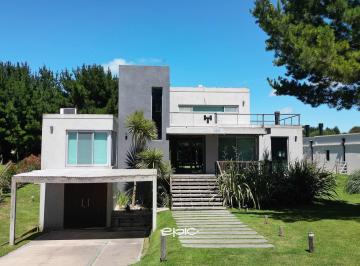 Casa · 190m² · 4 Ambientes · 1 Cochera · Venta Casa en Costa Esmeralda