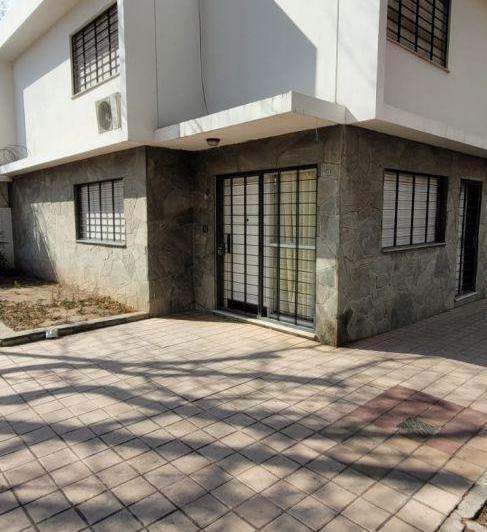 Casa · 220m² · 5 Dormitorios · 4 Cocheras