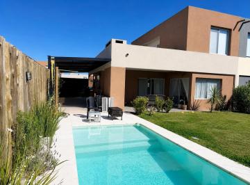 Casa · 120m² · 5 Ambientes · 4 Cocheras · Casa en Venta en Casas de Santa Maria - Villanueva
