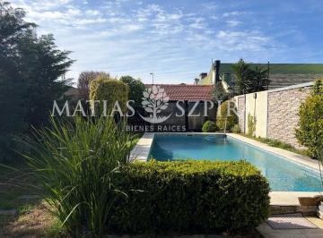 Casa · 200m² · 4 Ambientes · 1 Cochera · Casa en Hurlingham