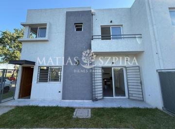 Casa · 78m² · 3 Ambientes · 1 Cochera · Duplex en Venta en Castelar