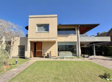 Casa · 247m² · 5 Ambientes · 1 Cochera · Propiedad en 2 Plantas con Piscina en Venta