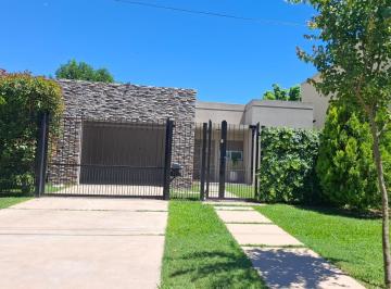 Casa · 118m² · 3 Dormitorios · 2 Cocheras · Divina Propiedad en Una Zona Donde Reina El Relax, en Baradero - Maipu 1655