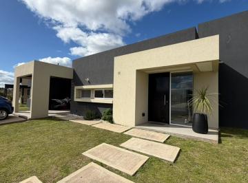 Casa · 160m² · 4 Ambientes · 3 Cocheras · Casa en Venta o Alquiler 4 Ambientes en Canning