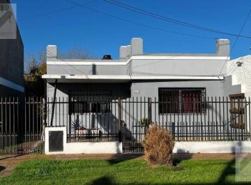 Casa · 91m² · 3 Ambientes · 2 Cocheras · En Venta Casa Americana 3 Ambientes con Parque, Castelar Norte!