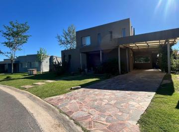 Casa · 190m² · 5 Ambientes · 2 Cocheras · Hermosa Casa con 3 Dorm., 3 Baños y Cochera Cubierta Para Dos Autos, en San Matias Area 3