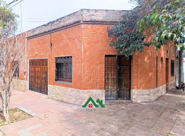 Casa · 105m² · 6 Ambientes · 1 Cochera · Casa en Venta de 3 Dorm., Local Comercial Desocupada en Venta en Barrio Pueyrredón