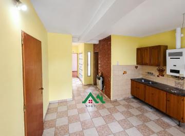 Casa · 105m² · 6 Ambientes · 1 Cochera · Casa en Venta de 3 Dorm., Local Comercial Desocupada en Venta en Barrio Pueyrredón