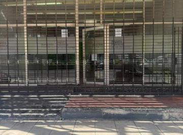 Local comercial · 578m² · 1 Ambiente · Local en La Av Hipolito Yrigoyen Centrico!