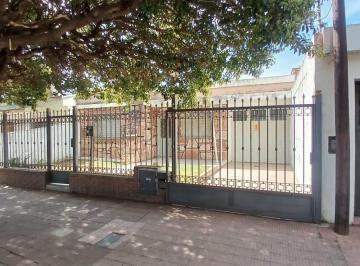 Casa de 4 ambientes, Córdoba · Ideal Inversor - Casa a Reciclar 3 Dorm. Garaje Doble - Patio - a m de Av Armada Argentina
