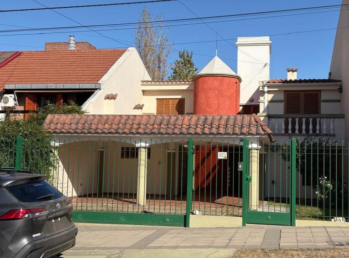 Casa · 235m² · 6 Ambientes · 4 Cocheras