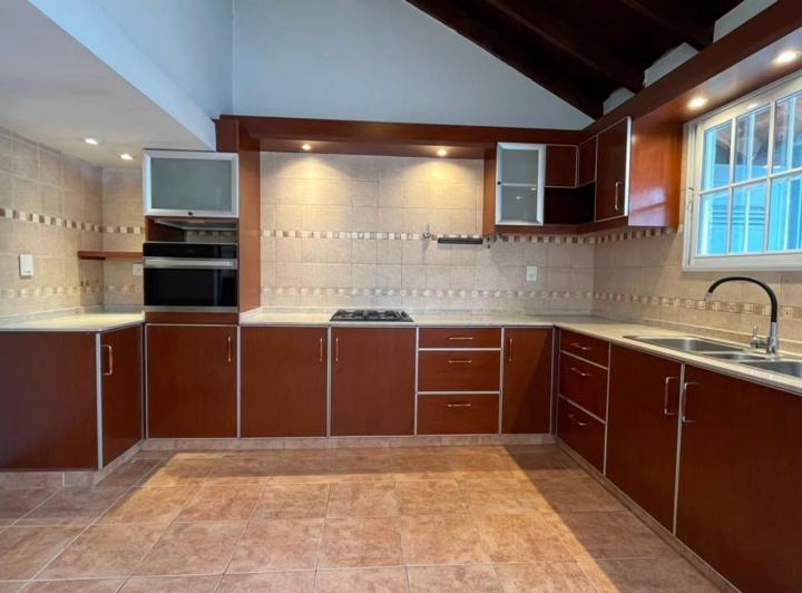 Casa · 220m² · 4 Ambientes · 2 Cocheras