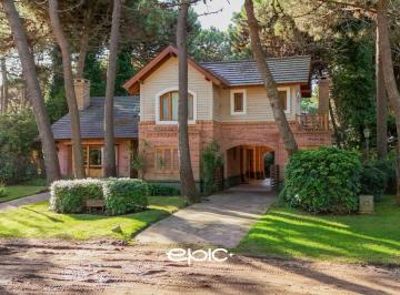 Casa · 210m² · 5 Ambientes · 2 Cocheras · Casa en Venta Pinamar Norte