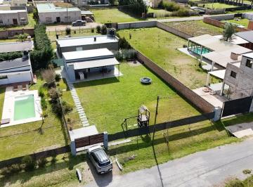 Casa · 620m² · 1 Ambiente · 1 Cochera · Casa en Venta Sobre un Terreno de 620 m². Galería con Parrilla. Fogonero. Barrio La Florida Zárate