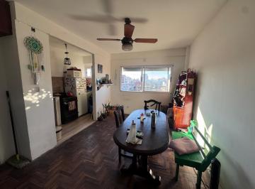 Departamento de 3 ambientes, Constitución · Departamento Muy Luminoso Al Frente en San José 1800