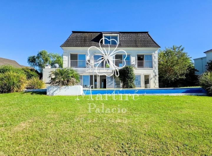 Casa · 230m² · 6 Ambientes · 2 Cocheras