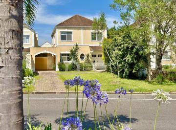 Casa · 130m² · 5 Ambientes · 3 Cocheras · Casa de 4 Dorm. en Alquiler en Portezuelo, Nordelta, Tigre. 2 Plantas, y Hermoso Jardín!