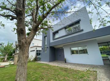 Casa · 220m² · 5 Ambientes · Casa en Alquiler Altos de Hudson II