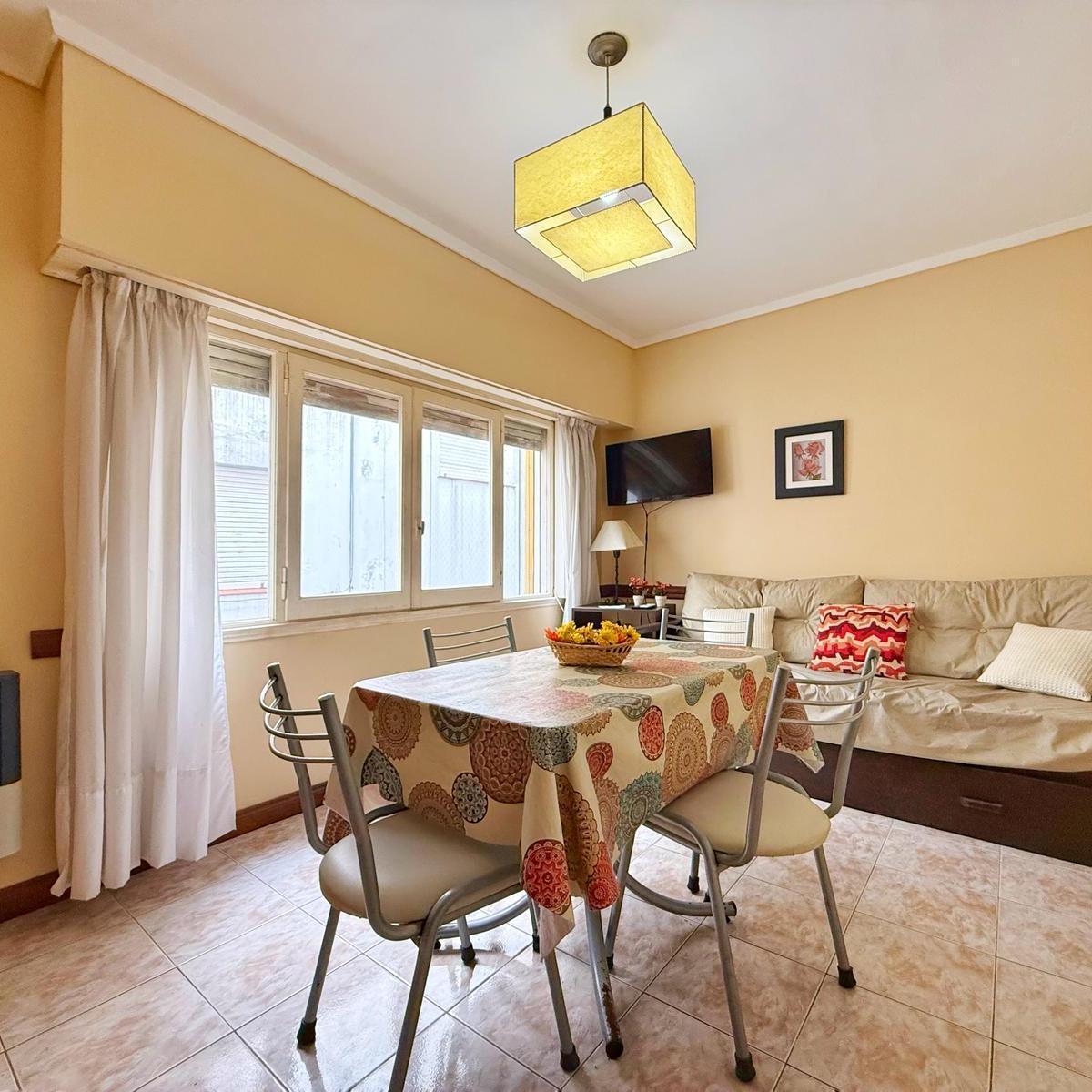 Departamento dos ambientes ubicado en Moreno entre Buenos Aires y Entre Rios Zona Plaza Colón
