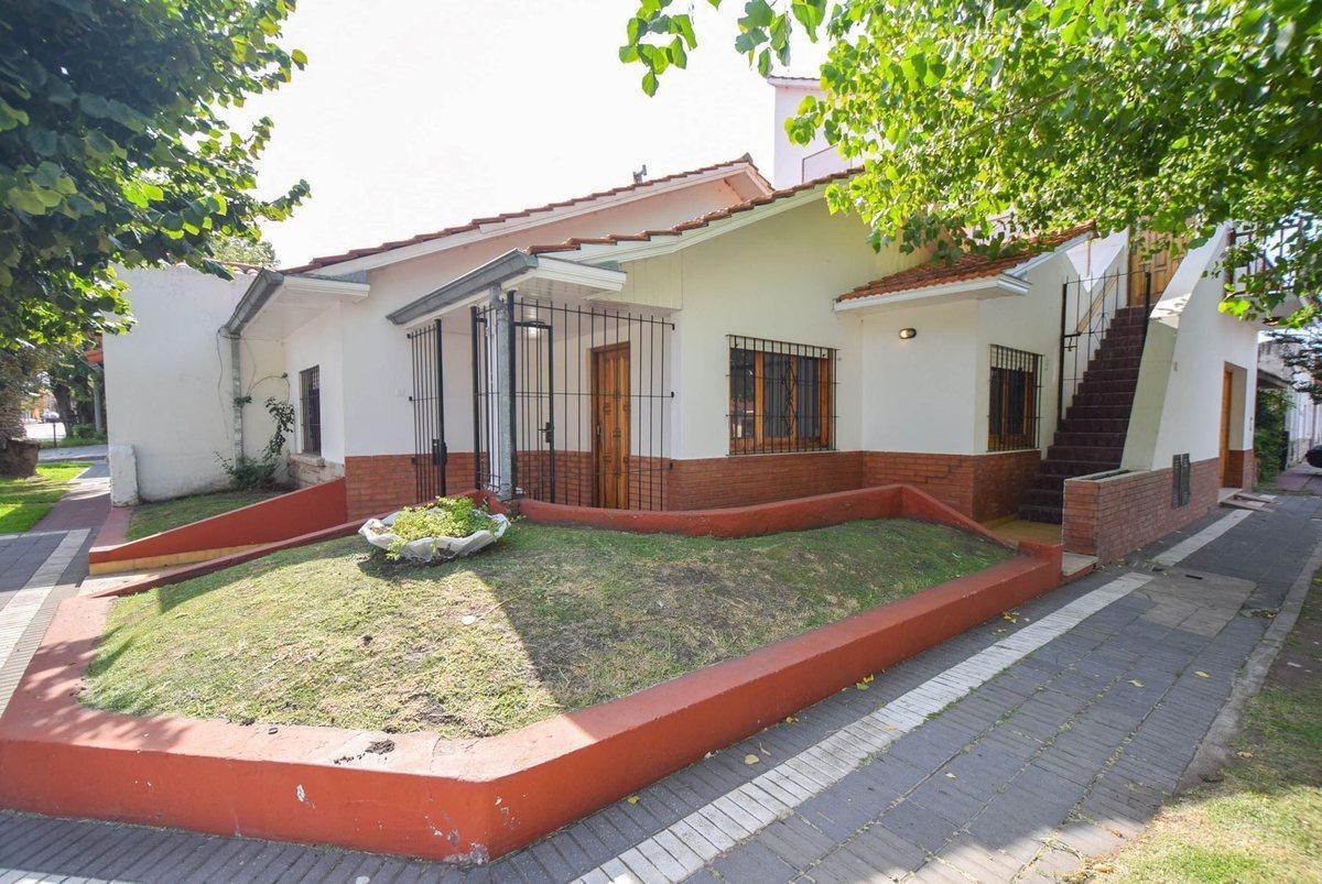 Casa PH 3 amb, 133m² con jardín y garaje — Villa Lourdes